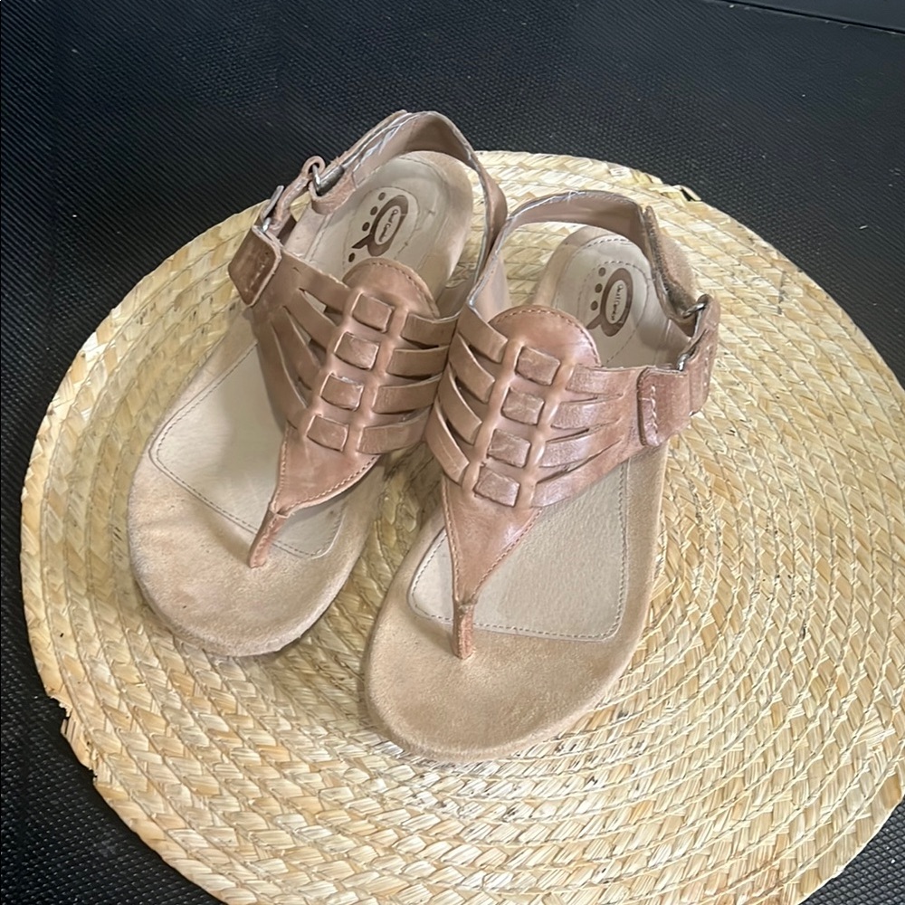 Denver hayes Women's Tan Leather Woven Sandals Size 7